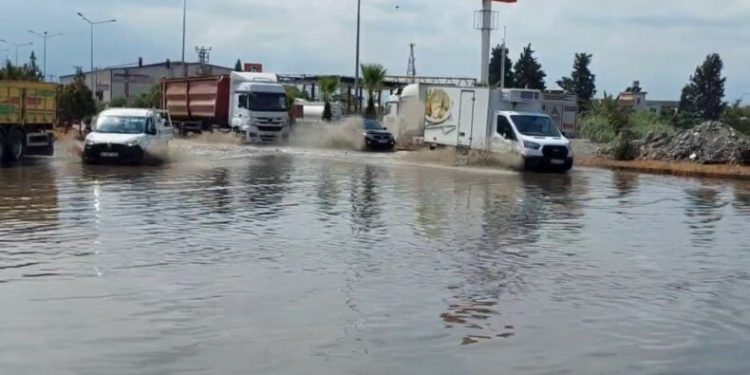 Yağış sonrası yollar göle döndü