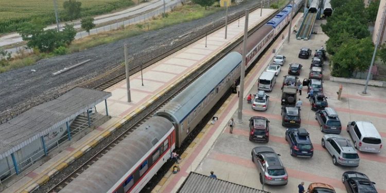 Gurbetçiler arabalı trenle dönüyor