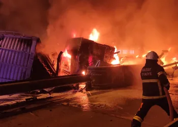 Tır otoyol gişelerine çarpıp yandı