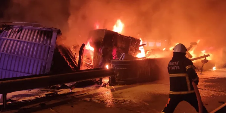 Tır otoyol gişelerine çarpıp yandı