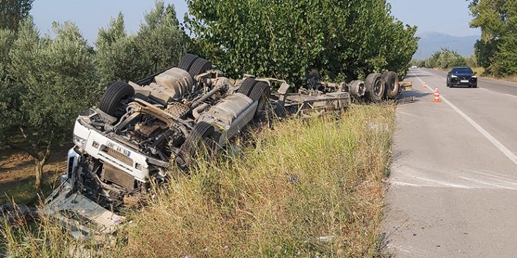 Saç yüklü tır takla attı