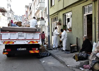 Bursa’daki çöp evden 2 kamyon eşya çıktı