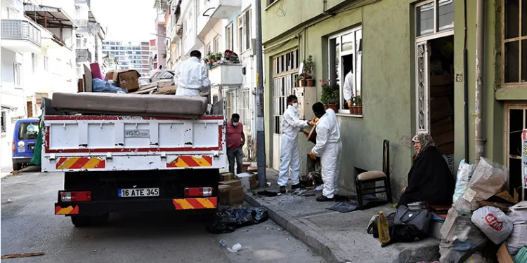 Bursa’daki çöp evden 2 kamyon eşya çıktı