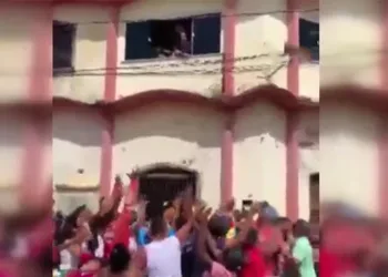 Rüşvet parasını pencereden halka dağıttı