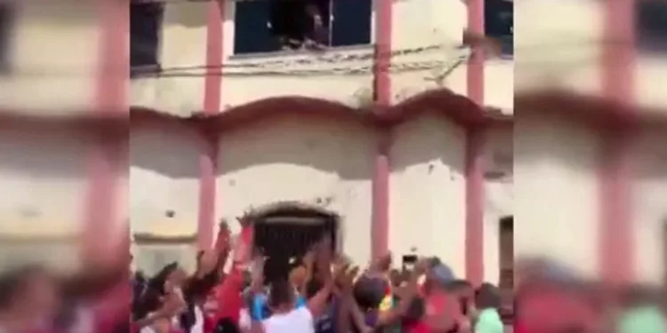 Rüşvet parasını pencereden halka dağıttı