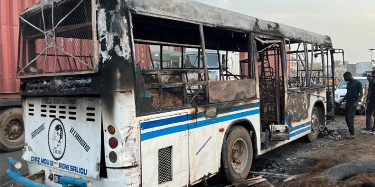 Otobüse molotof kokteylli saldırı