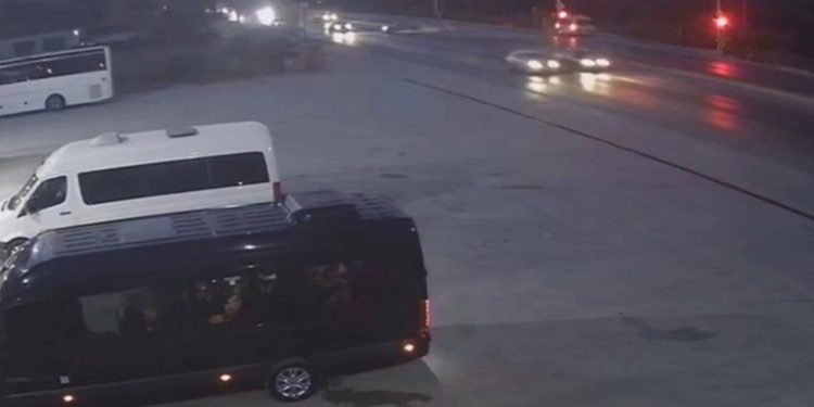 Kırmızı ışık ihlali yapıp ters şeride geçti