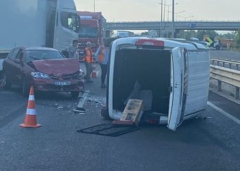 Otomobil ile hafif ticari araç kafa kafaya çarpıştı