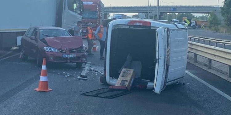 Otomobil ile hafif ticari araç kafa kafaya çarpıştı