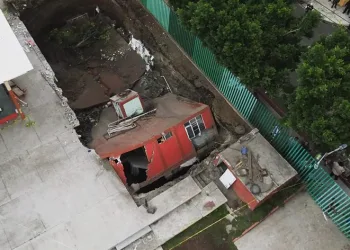 Bina dev çukurun içine devrildi