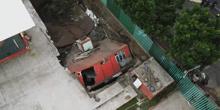 Bina dev çukurun içine devrildi