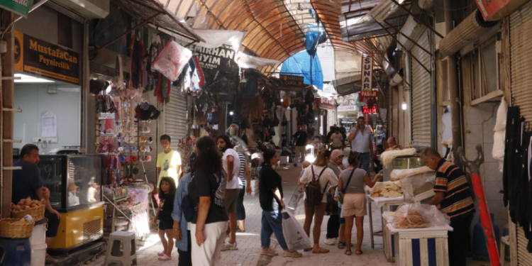 Uzun çarşı eski günlerine geri dönüyor