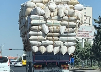 Saman yüklü kamyon trafiği tehlikeye attı