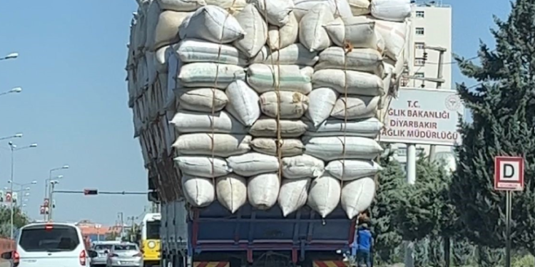 Saman yüklü kamyon trafiği tehlikeye attı