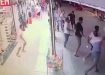 Üzerlerine otomobil süren turiste tabureyle karşılık