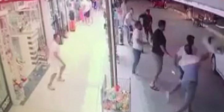 Üzerlerine otomobil süren turiste tabureyle karşılık