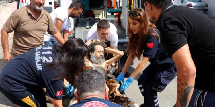 Babasını çöp evde ölüme terk edilmiş halde buldu