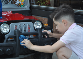 Aracına adeta gözü gibi bakıyor