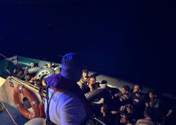 Yüzerek karşıya geçmeye çalıştılar