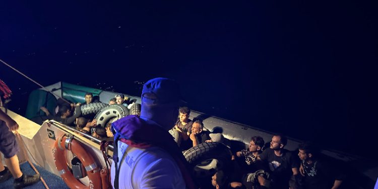 Yüzerek karşıya geçmeye çalıştılar