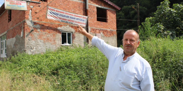 Pankartı görenler şaşırıp gülüyorlar