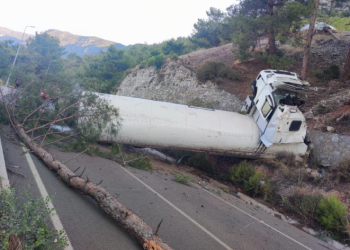 Doğalgaz yüklü tanker uçuruma yuvarlandı