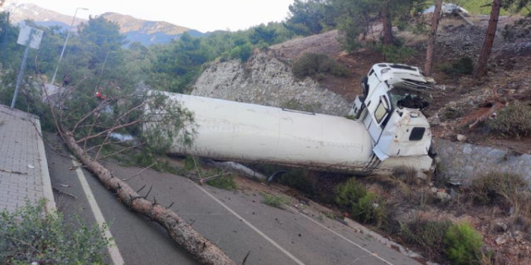 Doğalgaz yüklü tanker uçuruma yuvarlandı