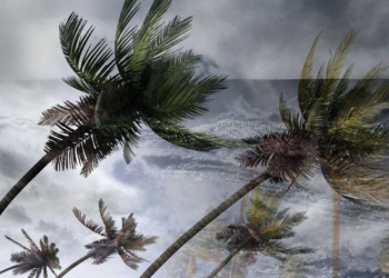 Rüzgar evin çatısını uçurdu