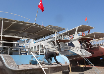 Balıkçılar teknelerini kış sezonuna hazırlıyor