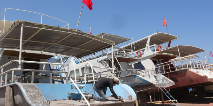 Balıkçılar teknelerini kış sezonuna hazırlıyor