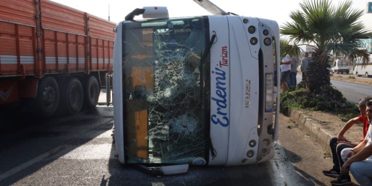 Turgutlu’da işçi servisi devrildi