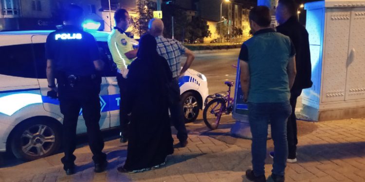 Otomobil bisikletli kız çocuğuna çarptı