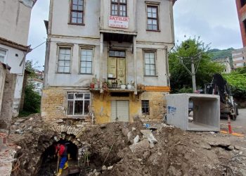 Evin altından dere yatağı çıktı