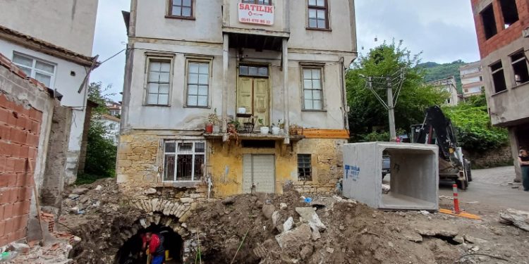 Evin altından dere yatağı çıktı