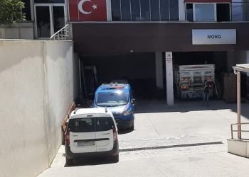 Eşini baltayla öldürdü
