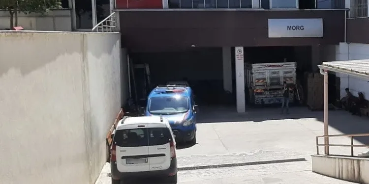 Eşini baltayla öldürdü