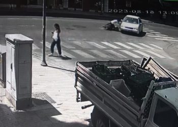 Otomobile çarpan motosikletli ağır yaralandı