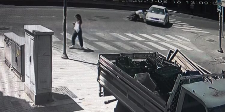 Otomobile çarpan motosikletli ağır yaralandı