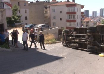 Freni boşalan kamyonet yan attı