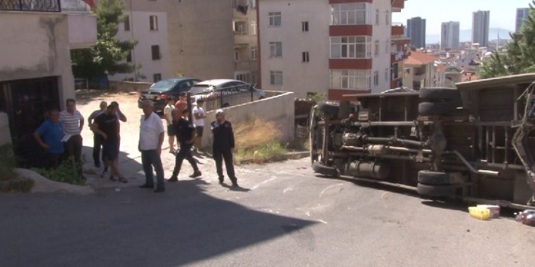 Freni boşalan kamyonet yan attı