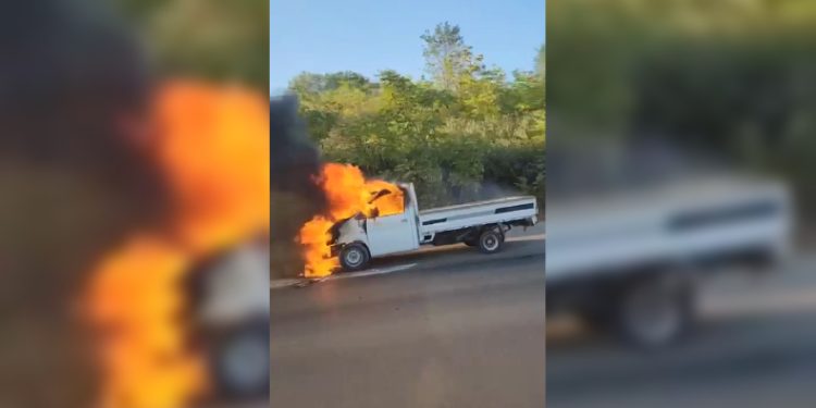 Bursa’da kamyonet alev alev yandı