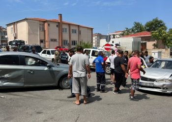 Otomobiller çarpıştı: 2 yaralı