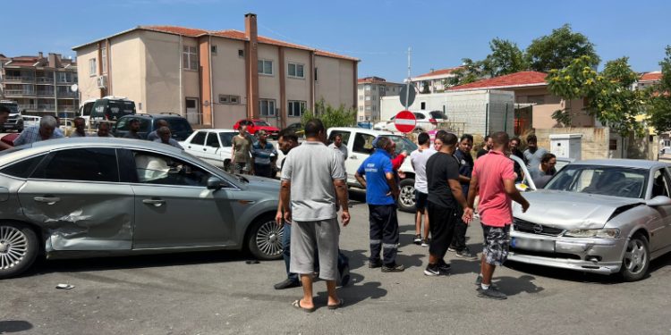 Otomobiller çarpıştı: 2 yaralı