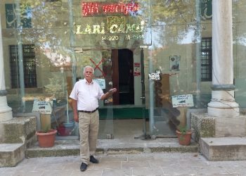 Çaldığı cep telefonunu camiye bıraktı