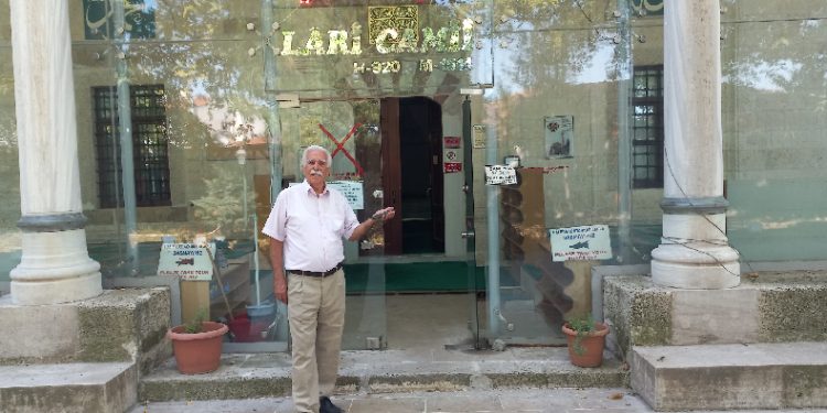 Çaldığı cep telefonunu camiye bıraktı