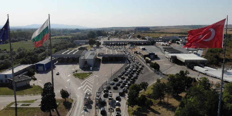 Sınır kapılarında uzun araç kuyrukları