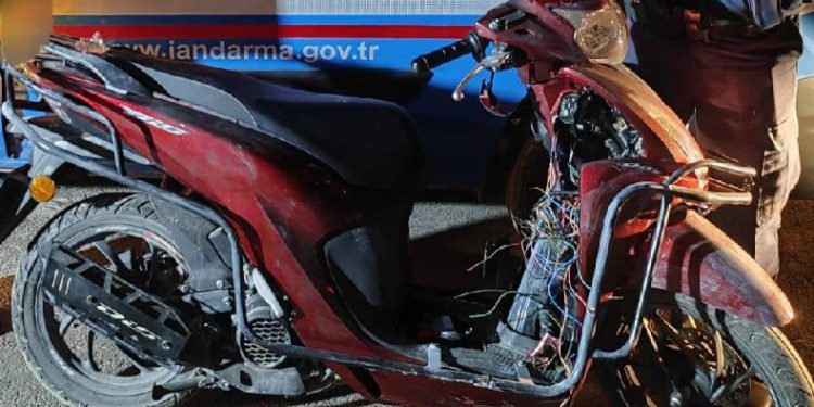 Motosikleti bırakıp kaçtı