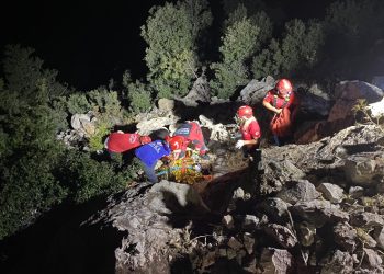 Seydikemer’de kayalıklara düşen kişi kurtarıldı