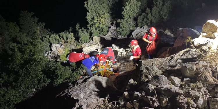 Seydikemer’de kayalıklara düşen kişi kurtarıldı