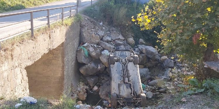 Sinop’ta otomobil dereye uçtu